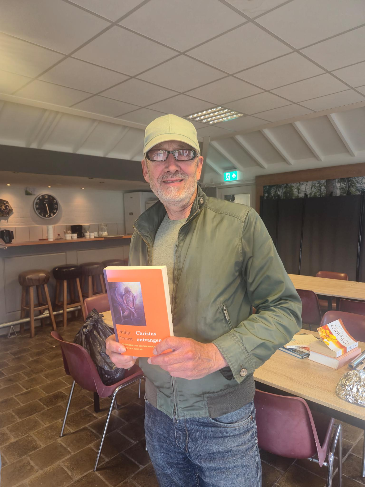 René met het boek Christus ontvangen